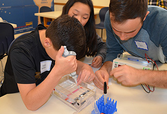 students on a field trip using gel electrophoresis equipment in a DNALC laboratory classroom